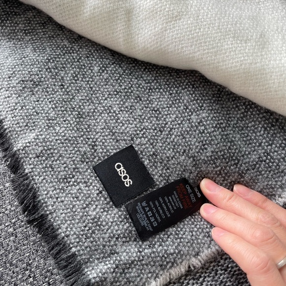 3/22 🧡 ASOS Check black and white plaid scarf - Picture 3 of 4